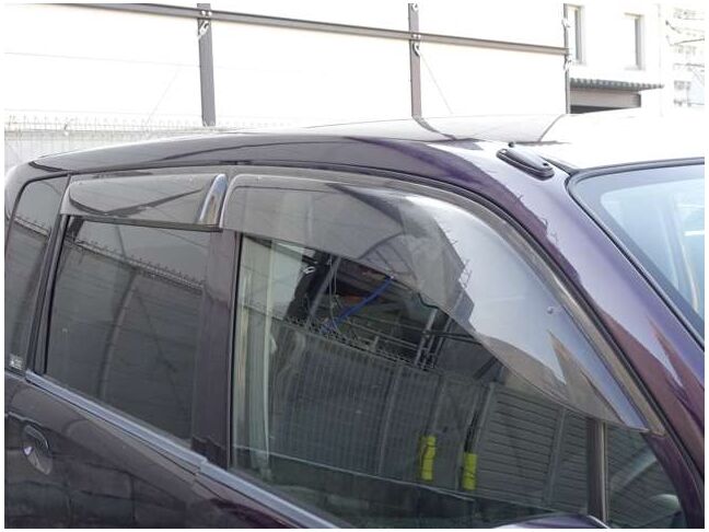 【ドアバイザー】雨の日の換気に役立つバイザー付きです。バイザーが有るのと無いのとでは雨天時のストレスが違います