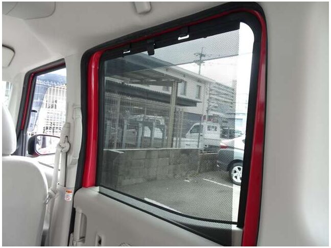 リアドアにはスクリーンサンシェードがついており、強い日差しから守ってくれます