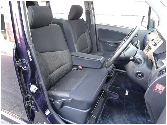 【運転席＆助手席】広々ゆったり！長距離運転をする際は疲れの軽減ができ快適に運転できますね☆快適なドライブをお楽しみ下さい♪