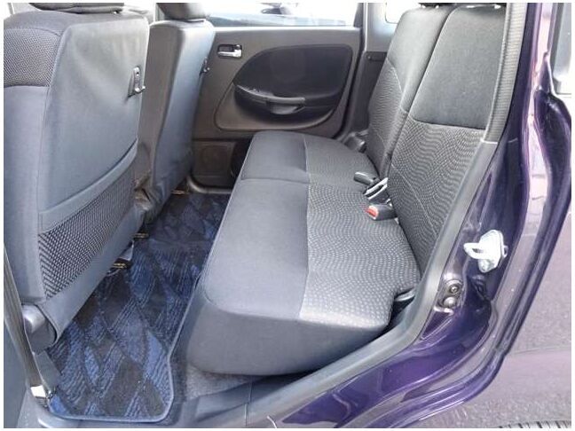 【セカンドシート】使用感も少なくキレイな状態です！大人でも快適に乗って頂けます♪大勢でのドライブも窮屈なくお楽しみ下さい☆