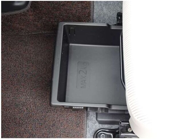 座席下のトレーは便利な収納♪小物の置き場には困りません