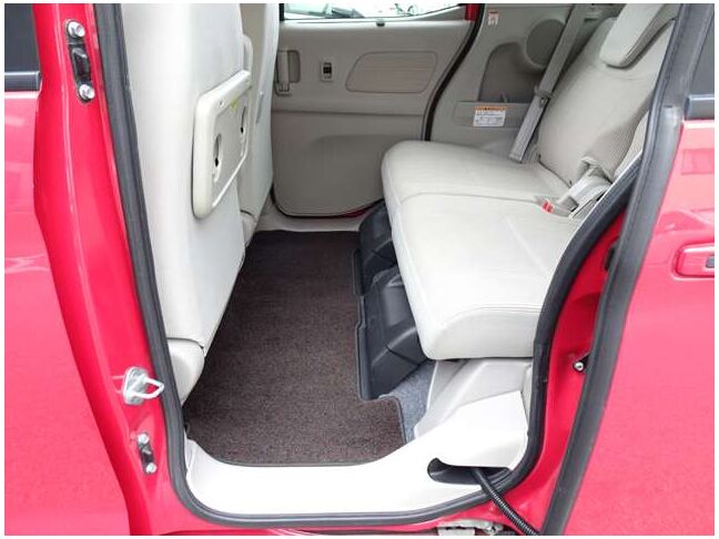 【セカンドシート】使用感も少なくキレイな状態です！大人でも快適に乗って頂けます♪大勢でのドライブも窮屈なくお楽しみ下さい