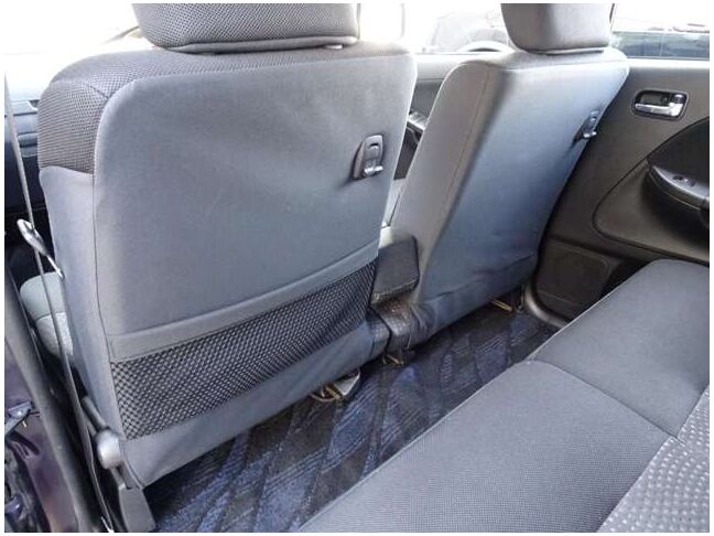 【セカンドシート】使用感も少なくキレイな状態です！大人でも快適に乗って頂けます♪大勢でのドライブも窮屈なくお楽しみ下さい☆