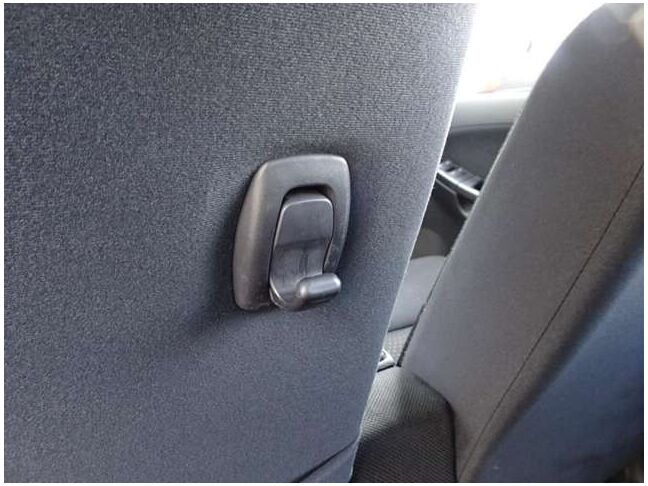 フックの用途は様々。袋を下げてごみ入れにすれば車内をきれいに保てます