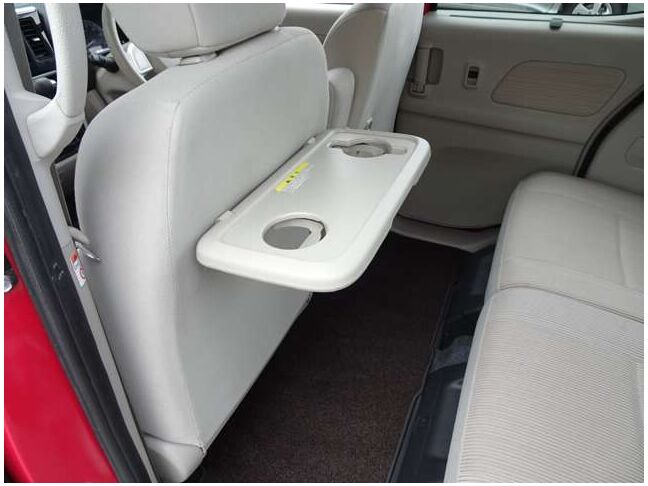 シートバックテーブル装備！後席に同情される方も快適なドライブを♪