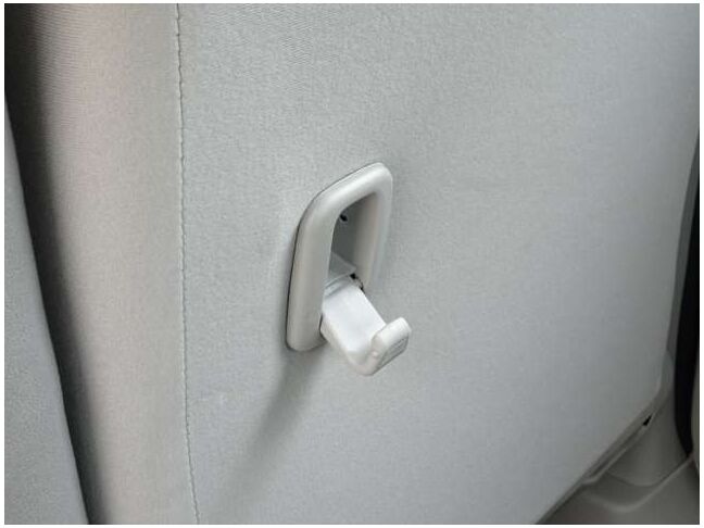 フックの用途は様々。袋を下げてごみ入れにすれば車内をきれいに保てます