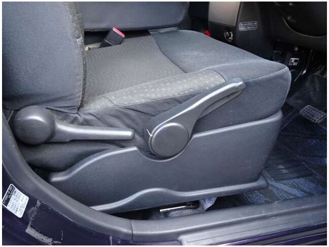 【運転席シートリフター】運転席シートリフターで座面を上下に上げ下げできます。運転しても疲れにくい姿勢に調整できます