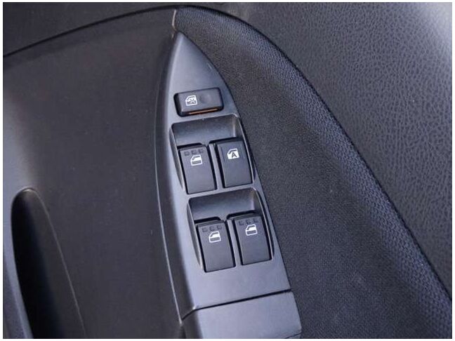 【パワーウインドウ】当然パワーウインドウ付いております。窓の開閉はボタン一つで楽々！必須装備ですね