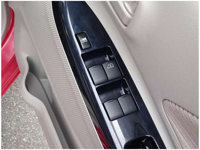 【パワーウインドウ】当然パワーウインドウ付いております。窓の開閉はボタン一つで楽々！必須装備ですね♪