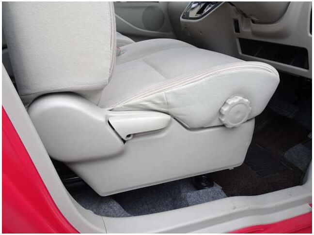 【運転席シートリフター】運転席シートリフターで座面を上下に上げ下げできます。運転しても疲れにくい姿勢に調整できます