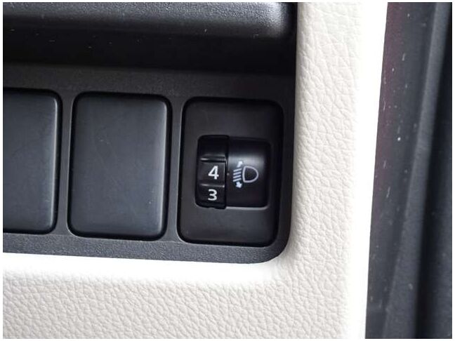 【ヘッドライトレベライザー】光軸調整機能。こちらでライトが照らす高さを調整できます。高速ドライブの際はいつもより先を照らして安心走行してください