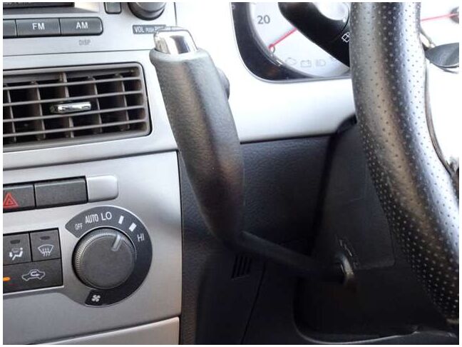 【オートエアコン】寒い冬で冷えきった身体も暑い夏で火照った身体も全席に快適な空調を届ける【オートエアコン】があれば正常な体温へと戻してくれ、快適なドライブがお楽しみいただけます