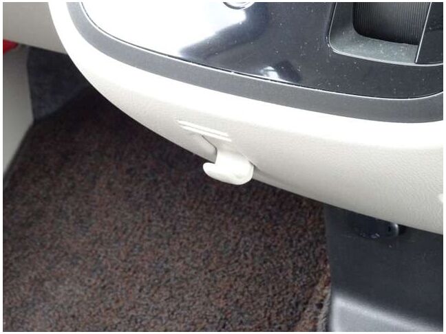 フックの用途は様々。袋を下げてごみ入れにすれば車内をきれいに保てます