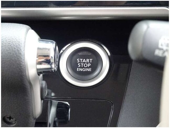 【スマートキー】鍵を挿さずにポケットに入れたまま鍵の開閉、エンジンの始動まで行えます。今となっては当然の装備ですね！