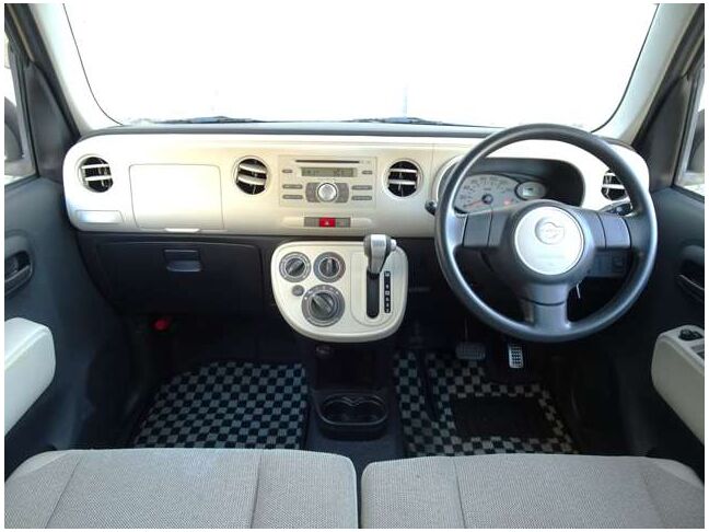 【インパネ周り】視界がよく運転しやすい設計となっております。インパネ周りもすっきりと洗練されたデザインで高級感が溢れています☆日々のドライブを飽きさせません