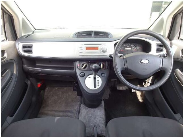 【インパネ周り】視界がよく運転しやすい設計となっております。インパネ周りもすっきりと洗練されたデザインで高級感が溢れています☆日々のドライブを飽きさせません♪