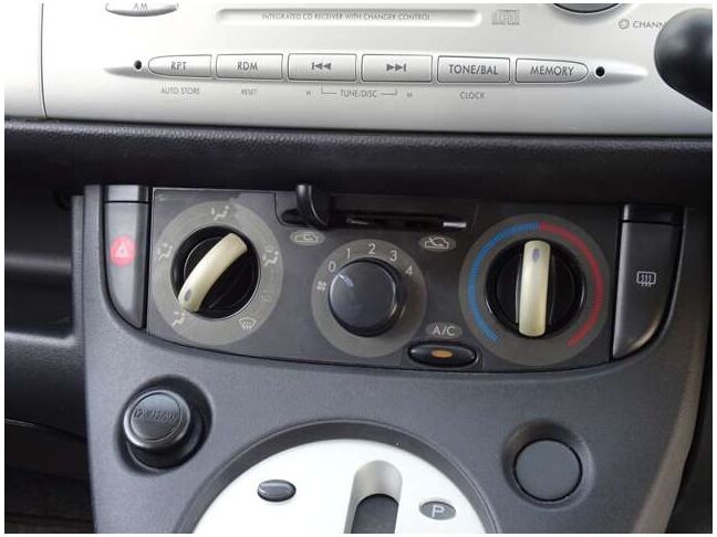 【マニュアルエアコン】直感的に操作ができるマニュアルエアコン装備車です♪快適な車内空間でドライブをお楽しみください