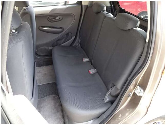 【セカンドシート】使用感も少なくキレイな状態です！大人でも快適に乗って頂けます♪大勢でのドライブも窮屈なくお楽しみ下さい☆