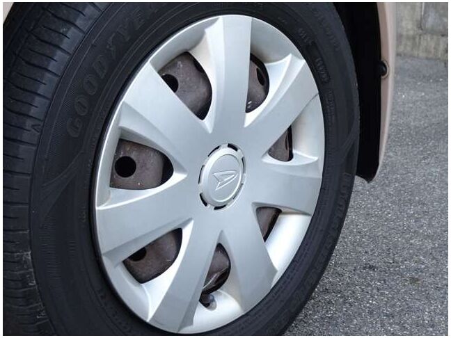 【ホイールキャップ13インチ】車に良く似合う純正ホイールキャップが装備されています。各種社外アルミホイールや、スタッドレスタイヤも取扱いしております。是非ご相談ください