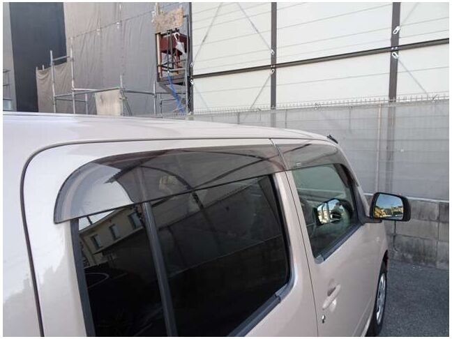 【ドアバイザー】雨の日の換気に役立つバイザー付きです。バイザーが有るのと無いのとでは雨天時のストレスが違います