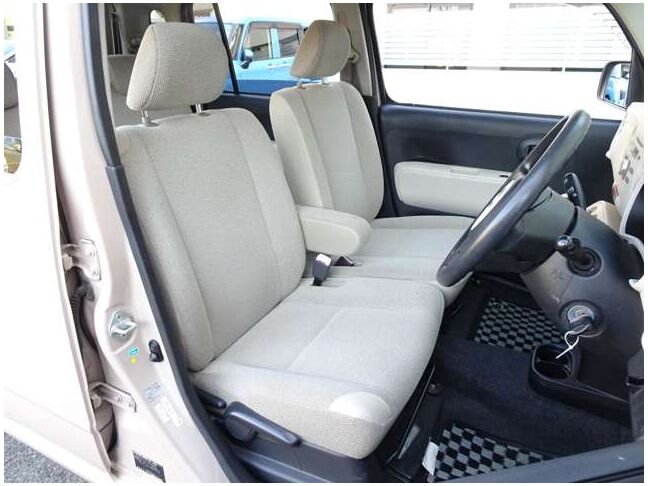 【運転席＆助手席】汚れが目立ちにくく、優雅にドライブをお楽しみいただけます♪座り心地もバッチリです☆是非一度ご体感下さいませ