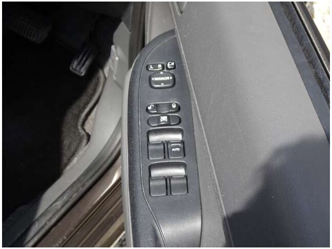 【パワーウインドウ】当然パワーウインドウ付いております。窓の開閉はボタン一つで楽々！必須装備ですね♪