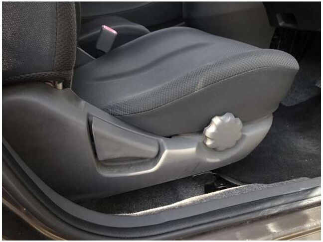 【運転席シートリフター】運転席シートリフターで座面を上下に上げ下げできます。運転しても疲れにくい姿勢に調整できます