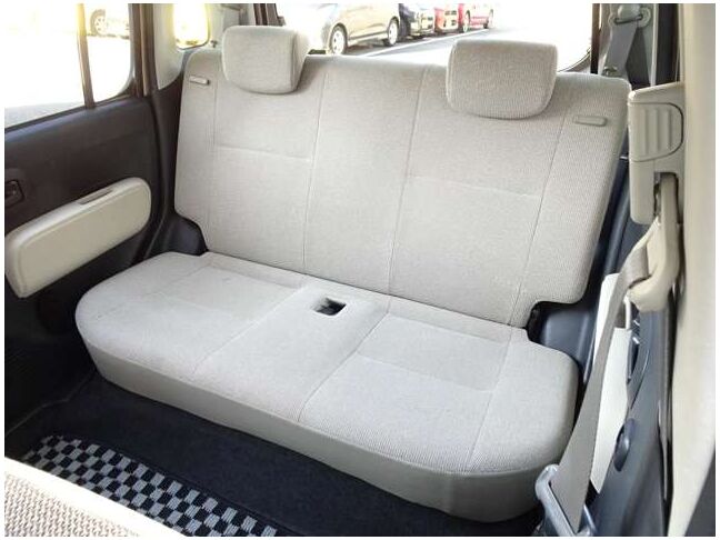 【セカンドシート】使用感も少なくキレイな状態です！大人でも快適に乗って頂けます♪大勢でのドライブも窮屈なくお楽しみ下さい☆