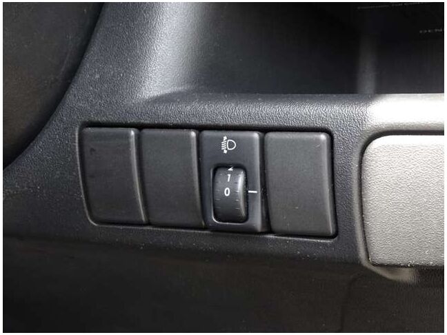 【ヘッドライトレベライザー】光軸調整機能。こちらでライトが照らす高さを調整できます。高速ドライブの際はいつもより先を照らして安心走行してください