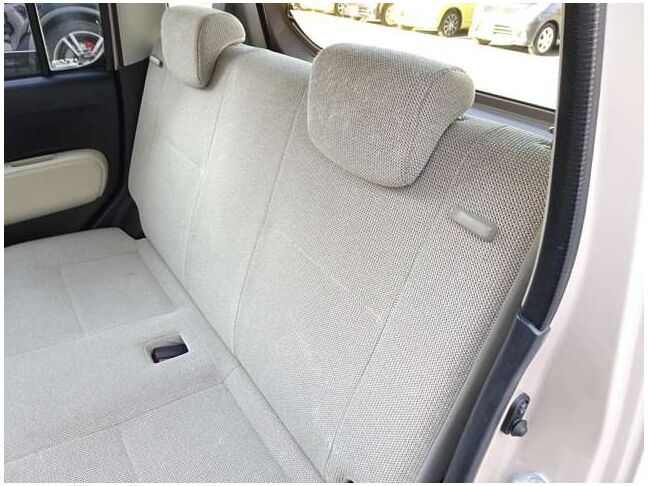 【セカンドシート】使用感も少なくキレイな状態です！大人でも快適に乗って頂けます♪大勢でのドライブも窮屈なくお楽しみ下さい☆