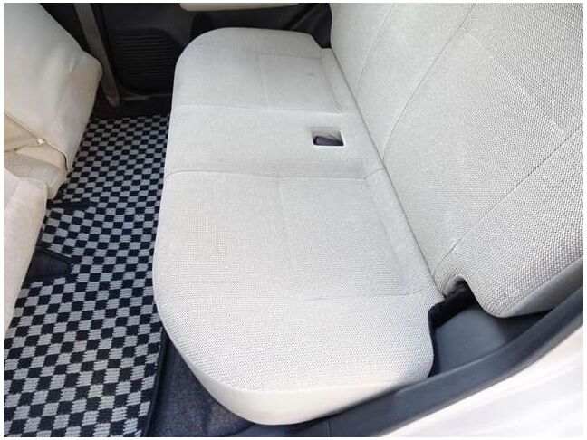 【セカンドシート】使用感も少なくキレイな状態です！大人でも快適に乗って頂けます♪大勢でのドライブも窮屈なくお楽しみ下さい☆