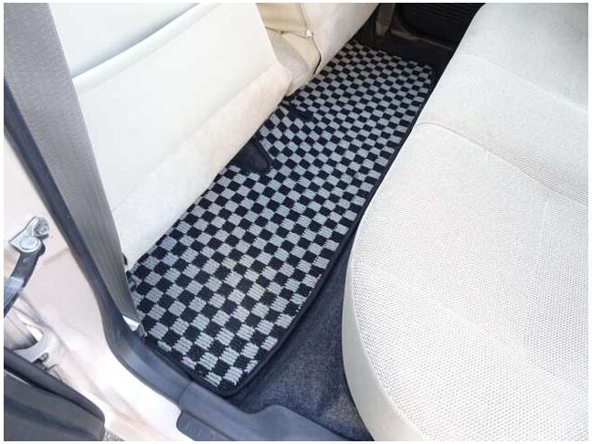 【フロアマット】フロアマットもキレイな状態となっております♪ご納車前にも徹底的に洗浄・掃除した後ご納車させて頂きます♪