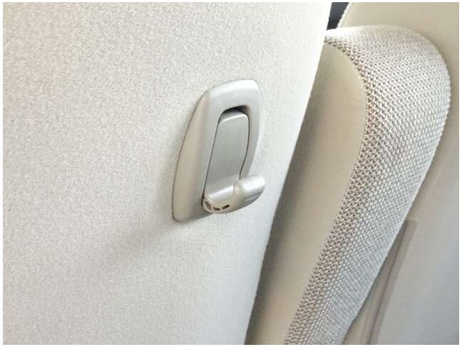 フックの用途は様々。袋を下げてごみ入れにすれば車内をきれいに保てます♪
