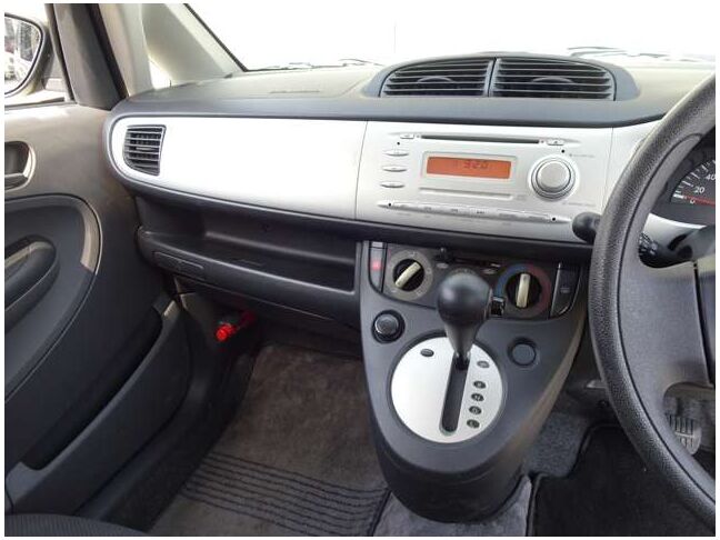 【インパネ周り】視界がよく運転しやすい設計となっております。インパネ周りもすっきりと洗練されたデザインで高級感が溢れています☆日々のドライブを飽きさせません