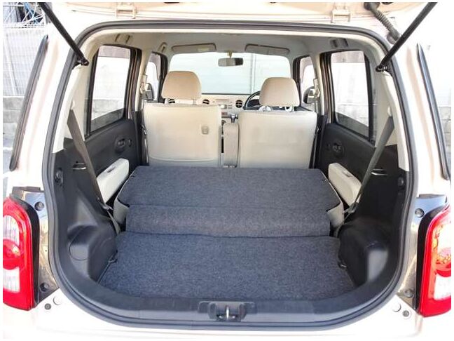 【ラッゲージルーム】リアシートを倒すことでバリエーション豊かに収納でき、より大容量のラゲッジスペースが確保できます！