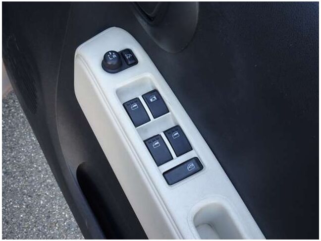 【パワーウインドウ】当然パワーウインドウ付いております。窓の開閉はボタン一つで楽々！必須装備ですね♪