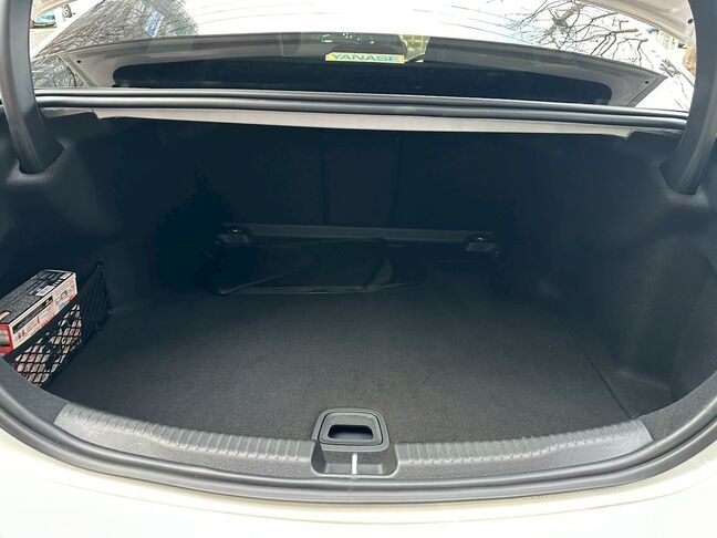 奥行きのあるトランクでゴルフバック等の荷物もガッツリ入ります。