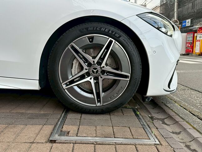 外車の中で「ほどよいサイズ感」のCクラスの良さを最大限ひき出す足回りです。