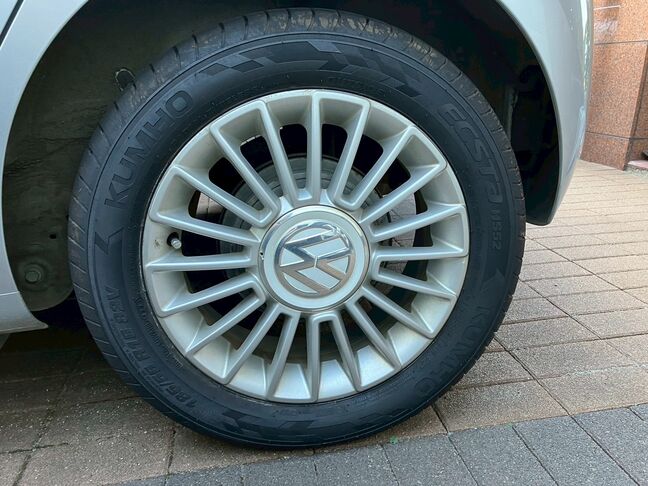 アルミホイールも傷がなくて綺麗です。「VW」のロゴが目を惹きます。