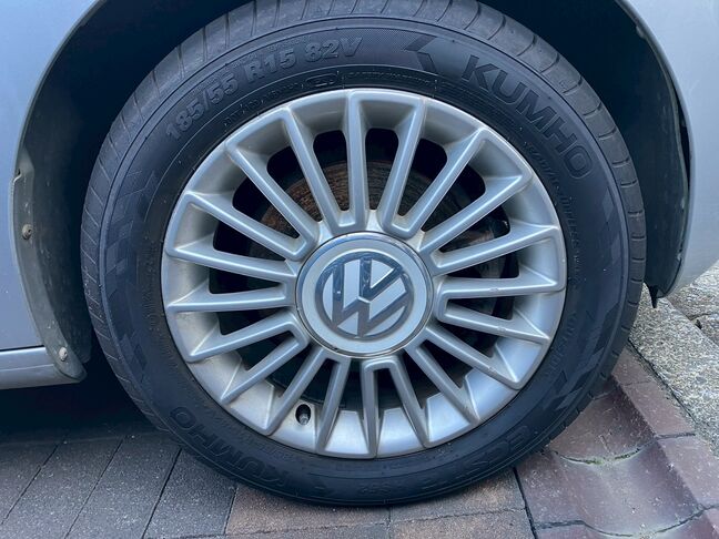 アルミホイールも傷がなくて綺麗です。「VW」のロゴが目を惹きます。