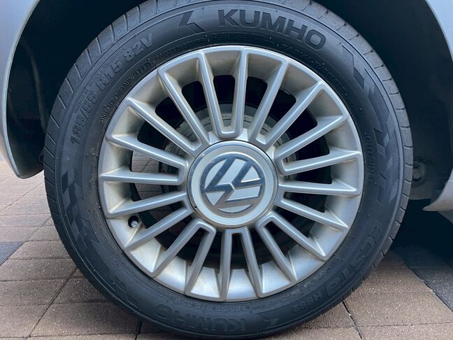 アルミホイールも傷がなくて綺麗です。「VW」のロゴが目を惹きます。