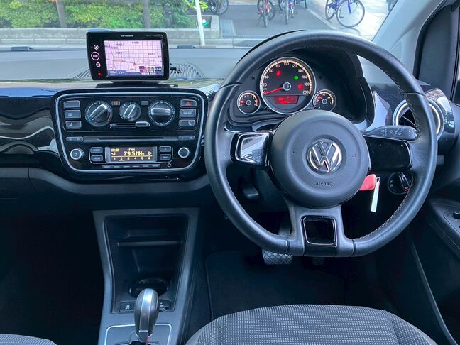 メーター周りもシンプルになっております。