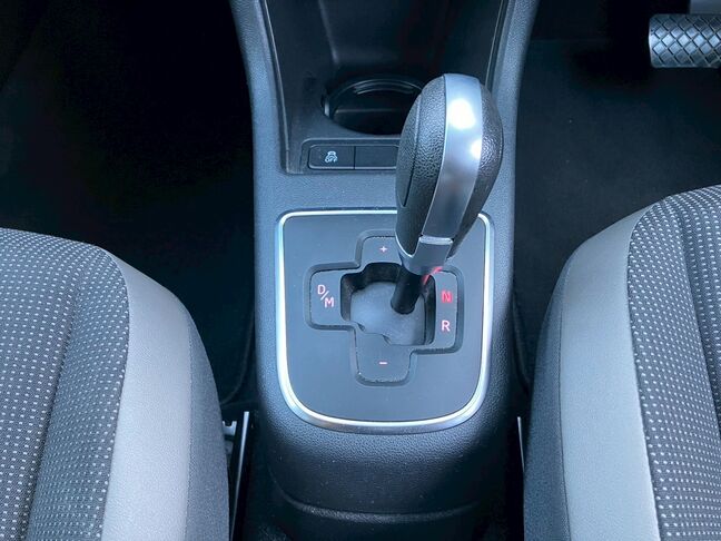 日本ではに無いようなシフトレバーになります。