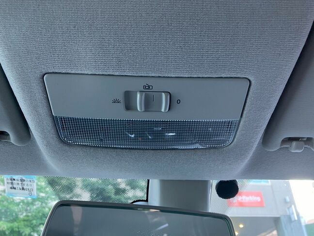 室内灯も大きく車内を明るく照らします。