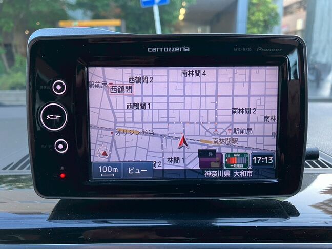 運転しやすい位置にナビを管理しております。