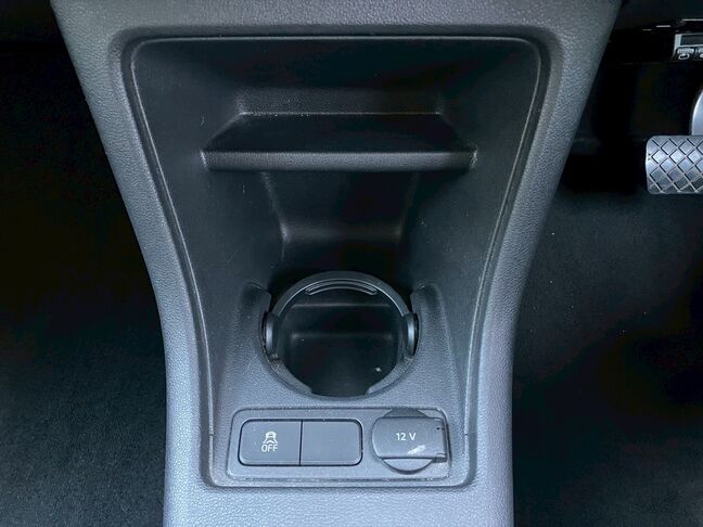 ドリンクホルダーと小物入れがございます。