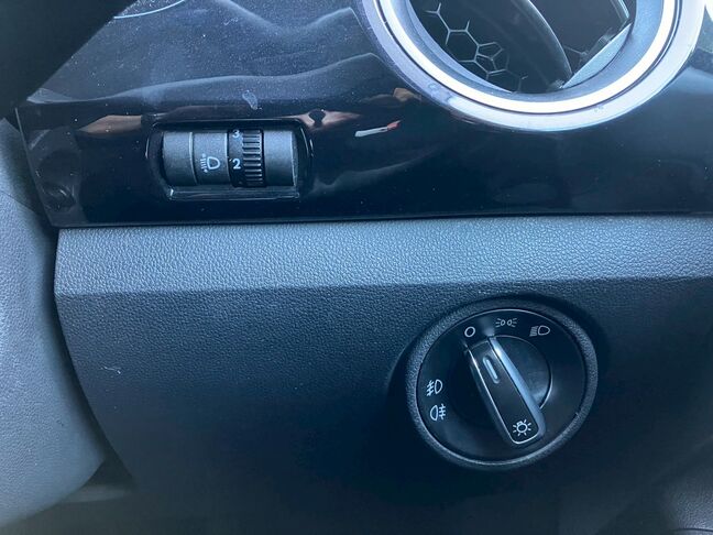 ヘットライトとフォグの調整レバー。