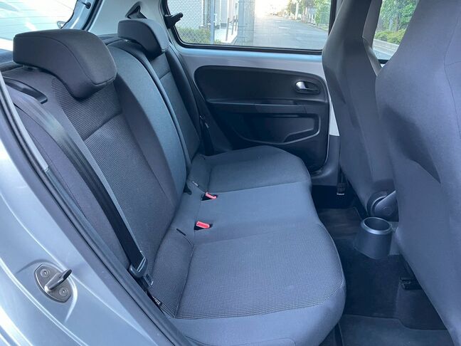 後部座席も広くて大人が乗っても問題はありません。