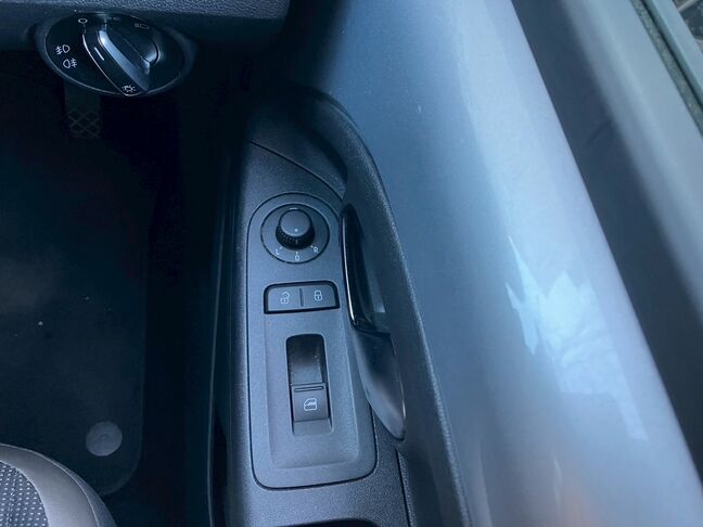 海外らしいサイドミラーの調整レバーです。