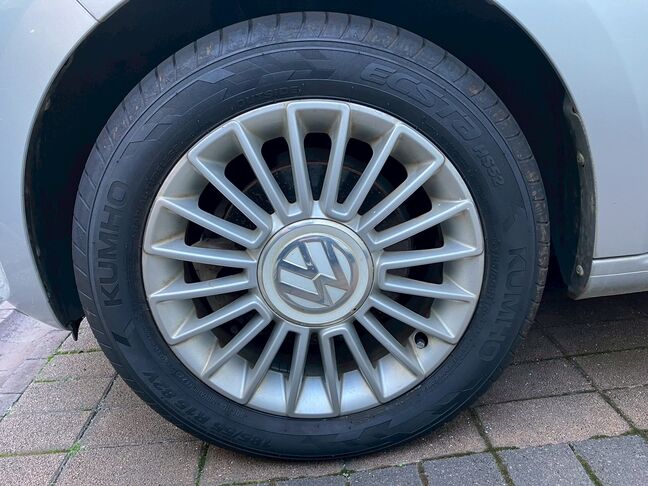 アルミホイールも傷がなくて綺麗です。「VW」のロゴが目を惹きます。